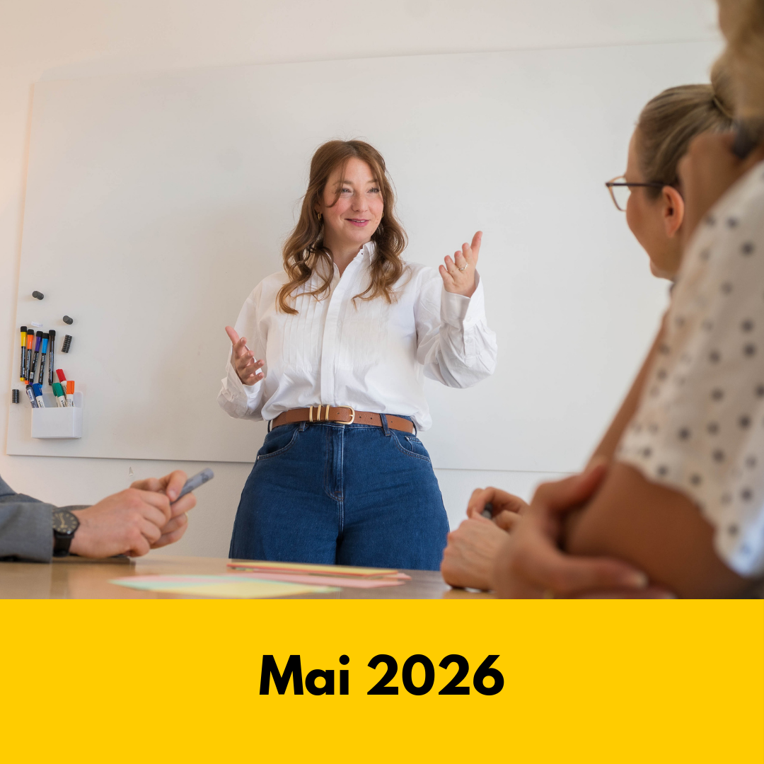 Tanja von tgim steht in einem Workshop vorne am Whiteboard