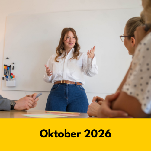 Tanja von tgim steht in einem Workshop vorne am Whiteboard